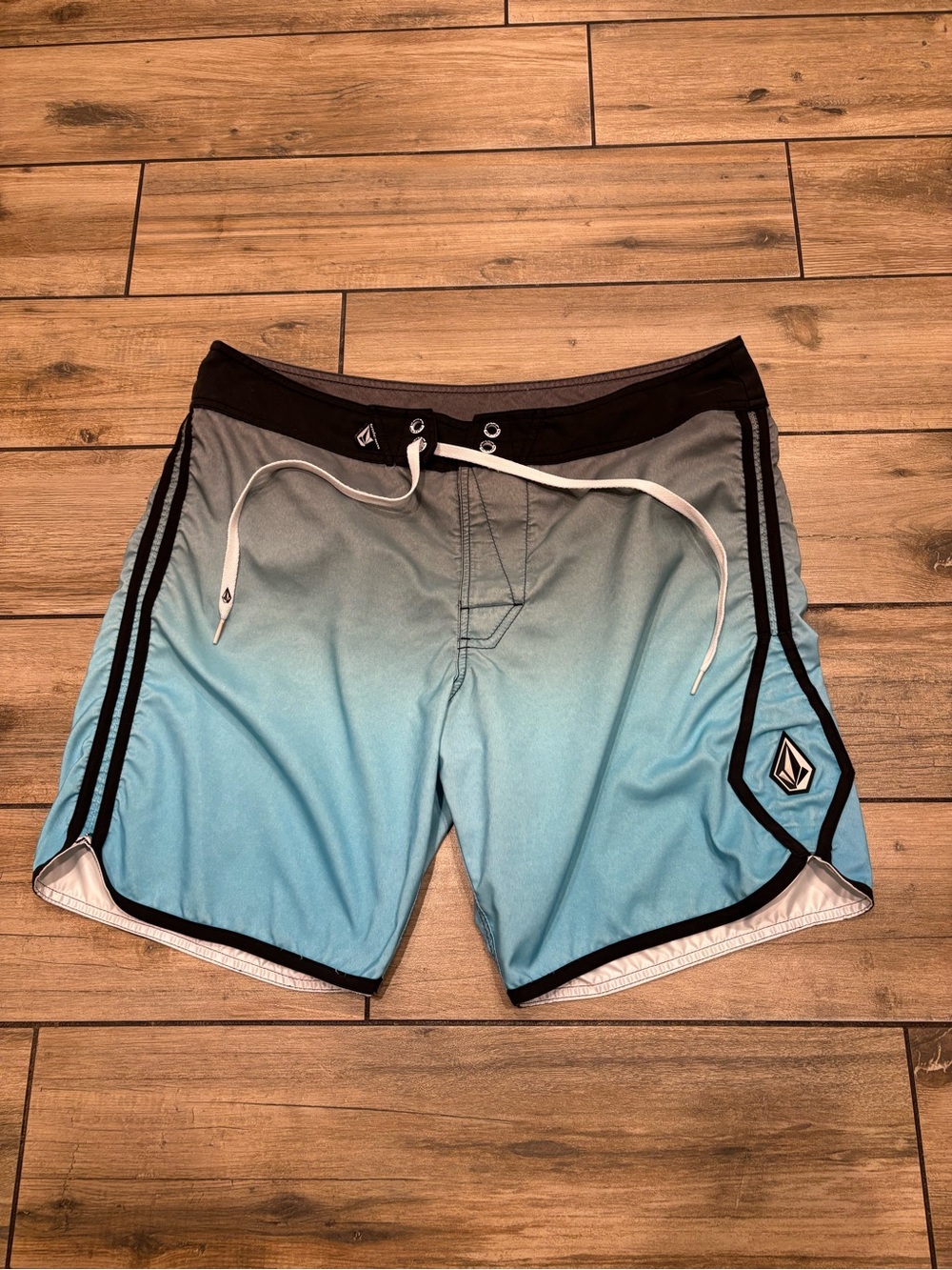 Volcom Board Shorts Mens Size L Blue Grey Ombre Gradient Swim Trunks
